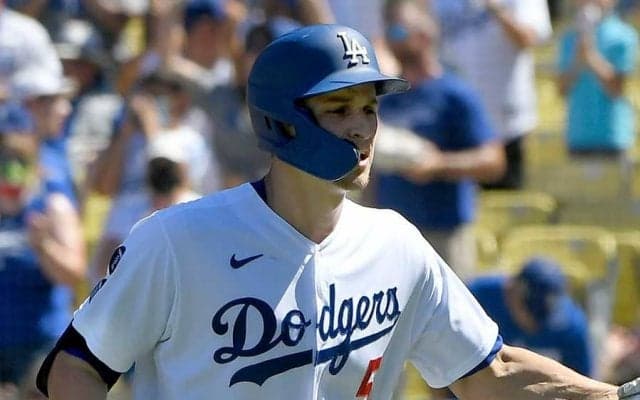 【MLB】「汚いプレーだ」「高い野球IQ」絶体絶命の“挟み撃ち”での猛烈タックルに賛否