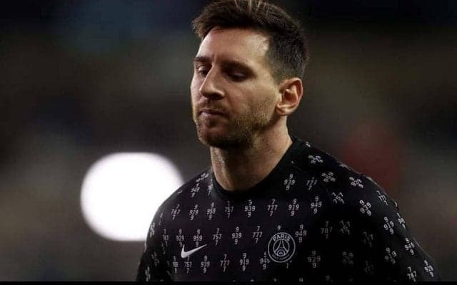 指揮官と握手拒否のメッシ、左ヒザの違和感が交代の理由か