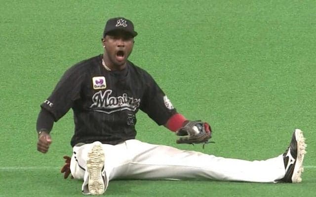 超低空キャッチに“寝そべりトス”…　度肝抜く美技は「プロの目から見てもすげーなと」