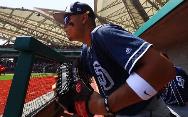 【MLB】目の前にあるボールを捕れない右翼手…　大混乱のランニング本塁打を招いた“悲劇”