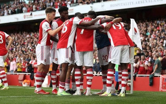 冨安健洋の立ち位置は？ アーセナルが今季の集合写真撮影の舞台裏を公開