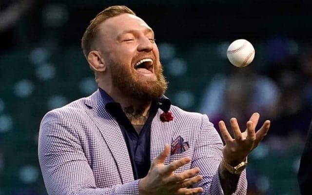 ベースから15mも外れた“史上最悪の大暴投”　最強格闘家の1球が「マジで酷いな」