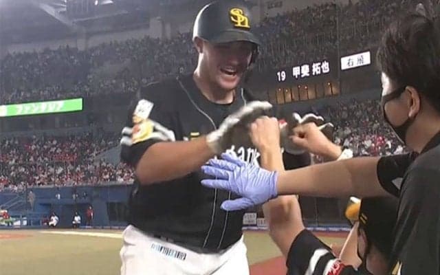 逆風8m＆軽く振っても“場外未遂弾”　鷹のロマン砲が証明した怪物級パワー