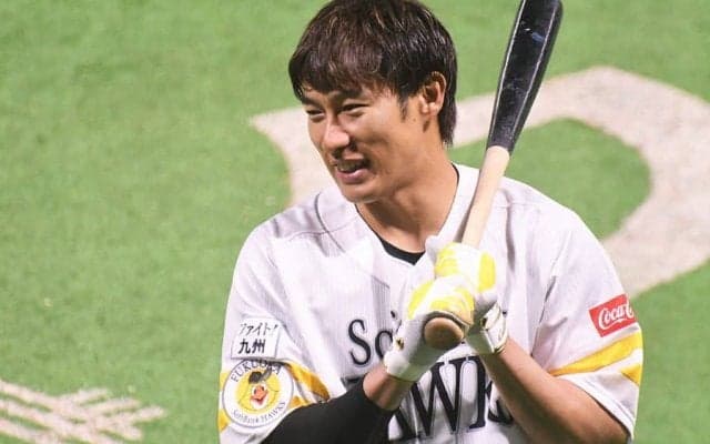 「優男ギータ」「好感持てる」鷹・柳田、凡退直後の“頭ぺこり”にファン注目