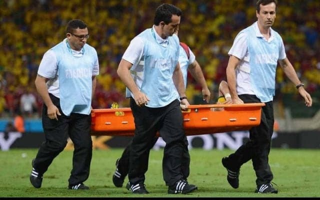 一寸先は闇…担架を運ぼうとしたスタッフが足を負傷するハプニング