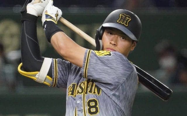 阪神・佐藤輝、1軍再昇格でいきなり豪快スタンドインも…リプレー検証で覆る