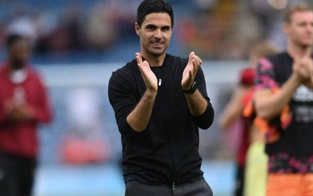 「スパーズ困る」トレーニングで現役さながらの技術を見せるアルテタ「コーチよりもフィールドで輝く」