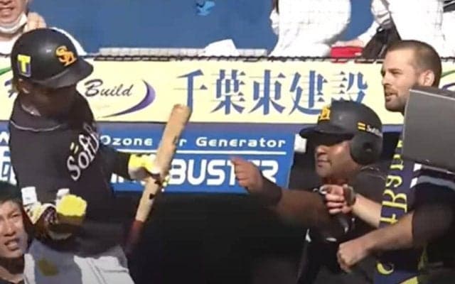 耳を澄ませると聞こえる…　鷹ベンチ内に響いた謎の言葉「モウイッチョラーメン」