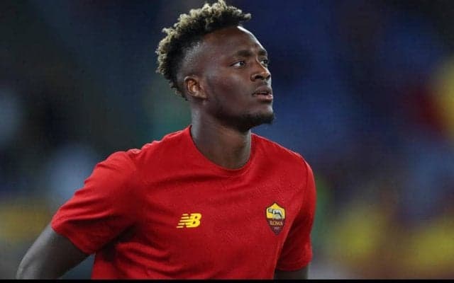 「ローマ、ローマ、ローマ！」エイブラハムがキックオフ前にアンセムをファンと合唱