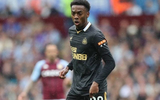 アーセナルから38億円で獲得も…MFウィロックがまさかの地面を蹴り負傷離脱