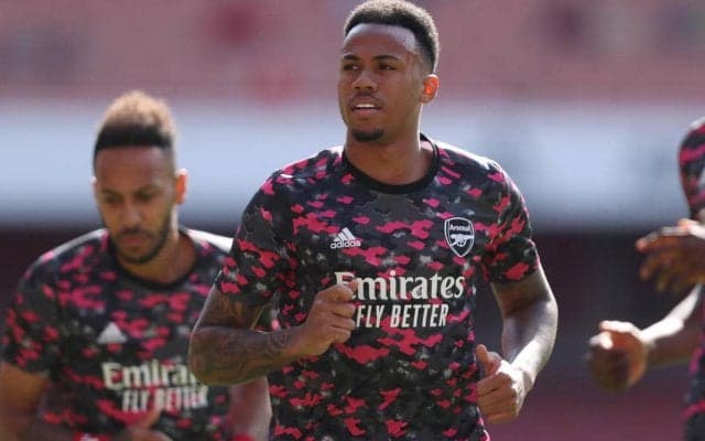 アーセナル支えるDFガブリエウが大一番を前にモデルの彼女と婚約発表「永遠に愛している」