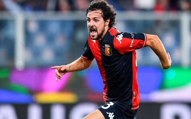 元イタリア代表FWペットボトルを持ったままゴールを決めてしまう珍事