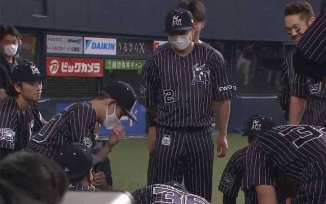難病で引退のオリ西浦がナイン鼓舞　声出し先頭切る姿が「涙で最後まで見れない」