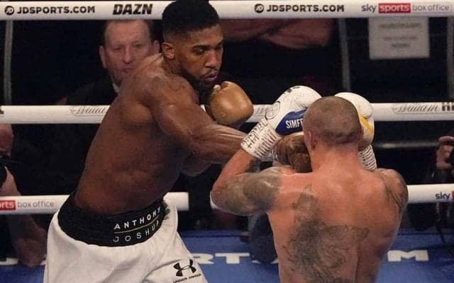 新王者ウシク、生傷が痛々しい敗者との試合後の1枚に海外称賛「これぞボクシングだ」