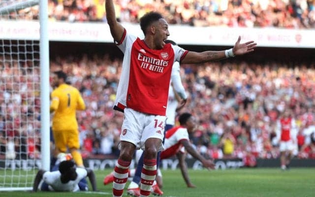 レジェンドのオマージュ?!　本人の目の前でオーバメヤンがあのゴールパフォーマンスを披露