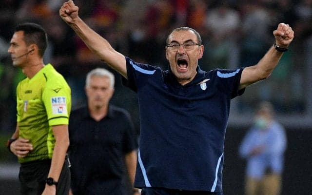 ラツィオならでは！サッリ監督が“鷲”を腕に乗せてダービー勝利を大喜び