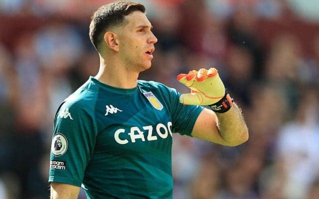 図太い神経!B・フェルナンデスのPK失敗後に、相手サポへ踊りを見せるマルティネス「エミ、愛してる」