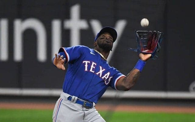 【MLB】あり得ない守備位置から飛んでくる外野手　奇跡の好捕に「見るだけで腕が痛くなる」