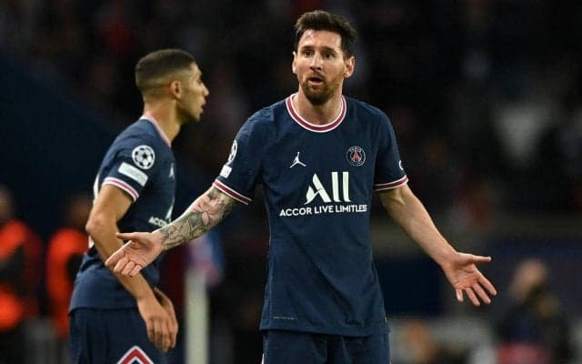 「そんなことさせられない」PSGの“新入り” メッシが寝そべる姿に解説者も驚き