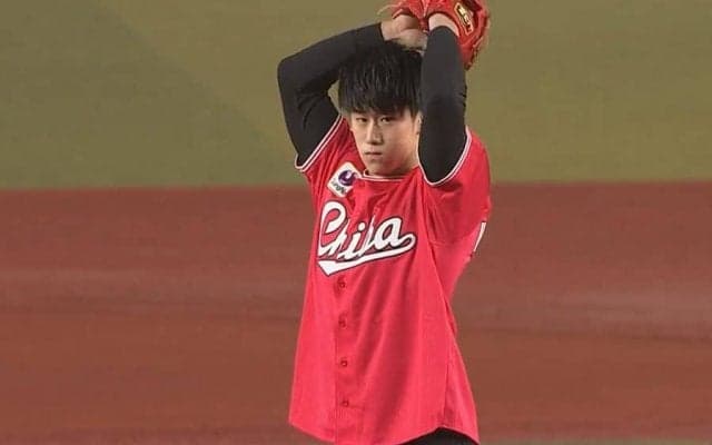 「フォームも顔も綺麗」男子体操金メダリスト、美しいノーバウンド“剛球始球式”