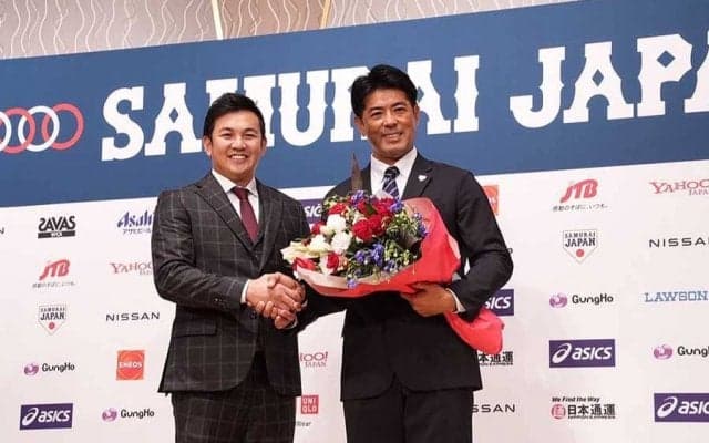 侍ジャパン稲葉監督　サプライズに涙…DeNA山崎が花束贈呈、4選手からメッセージ