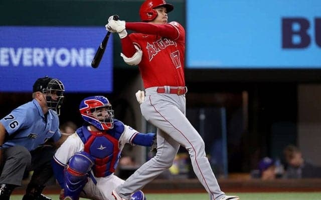 【MLB】「音がホームラン」「捕球も命懸け…」　大谷翔平、“グラブ破壊右前打”に日米驚愕