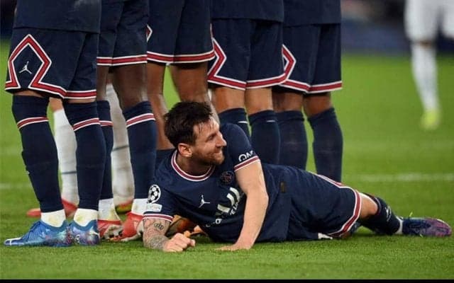 「何してるの？」ネイマールも見慣れない“壁下”のメッシに反応