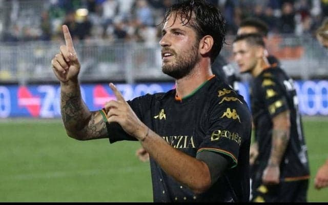 デザインが絶賛されたヴェネツィアのユニフォーム、規則違反によりクラブエンブレムを削除