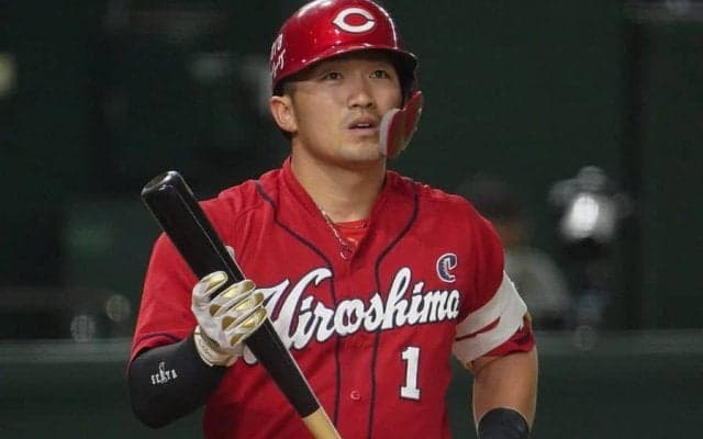 泳ぎながら左手1本で軽くスタンドへ　広島・鈴木誠の“技あり弾”は「意味分からん」