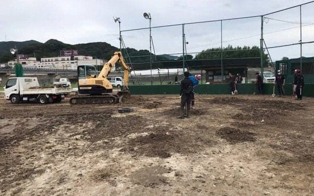 集中豪雨で埋もれたグラウンド　保護者総出で復旧にあたった佐賀ビクトリーの想い