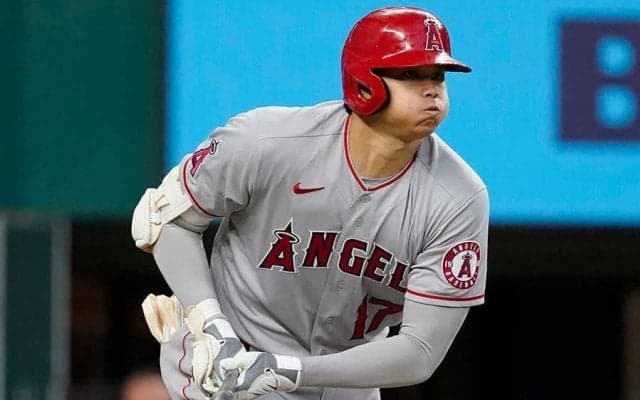 【MLB】大谷翔平が“破壊”したグラブの無残な姿…　約175キロ弾丸打球が突き破る衝撃映像