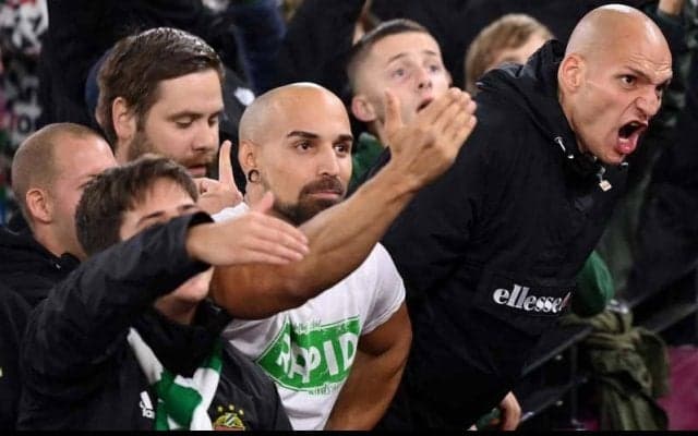なぜかウォーターサーバーのボトルまで飛び交う…ELの試合中にファン同士が衝突