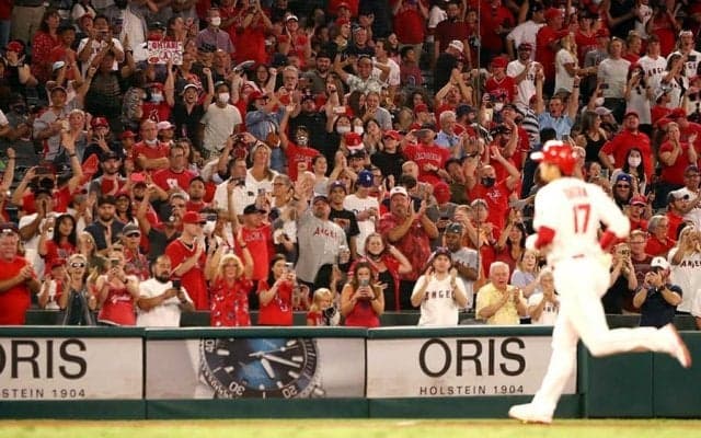 【MLB】衝撃の全身“大谷顔だらけ”衣装　米国人カップルが語る「大谷翔平にハマった理由」