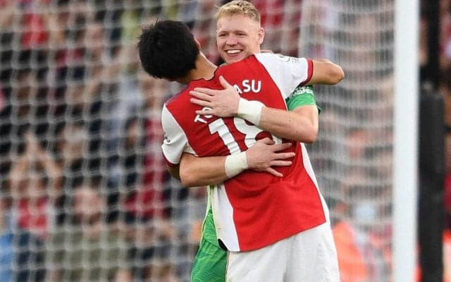 「22歳であることを忘れる」アーセナルの守護神GKラムズデールがDF冨安健洋を絶賛、NLダービーでは熱いハイタッチも話題に