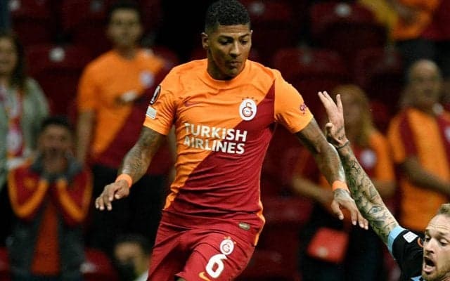 ピッチ内での判定を巡って試合後に相手を煽るオランダ人DFにファンも呆れ「お互いにたわごと」