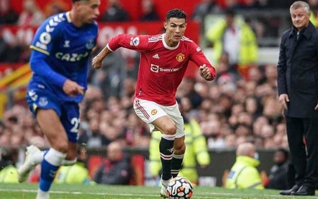 C.ロナウド、ソックスに隠された意外な“すね当て”に海外笑撃「えっと…どうした？」