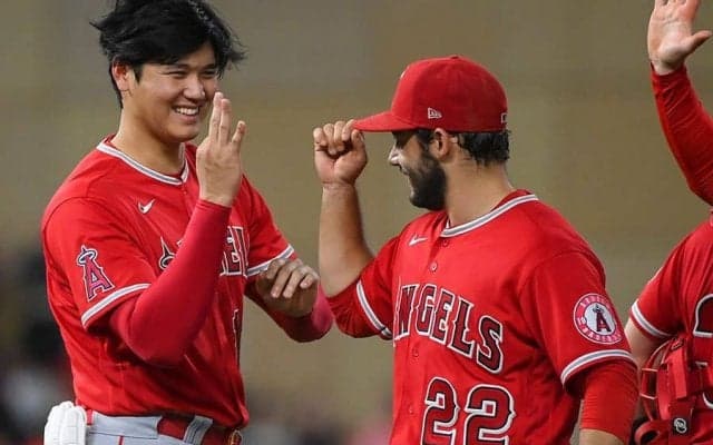 【MLB】「フレ谷がイチャついてます」大谷翔平、ニヤニヤ同僚との“戯れ姿”にファン嫉妬