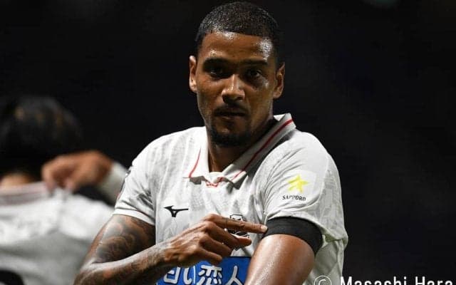 【J1分析】札幌の「クラブの未来図」ゴール後にドウグラス・オリヴェイラが左腕を指した「理由」【ガンバ大阪対北海道コンサドーレ札幌】ドウグラス・オリヴェイラの真顔(2)