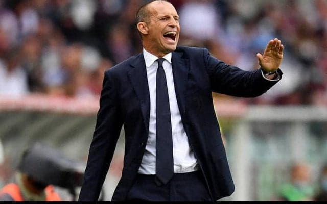 これは痛い! アッレグリ監督が試合中に革靴でベルナルデスキの臀部を蹴り上げる「なぜそんなことを」