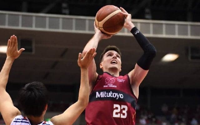 後半にディフェンスで主導権を握った川崎ブレイブサンダース、横浜ビー・コルセアーズを破り開幕戦で白星を挙げる