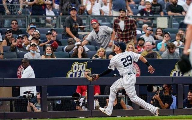 「大爆笑」「何が起きたんだ？」　MLBで審判が試合中に“消える”珍事が米話題