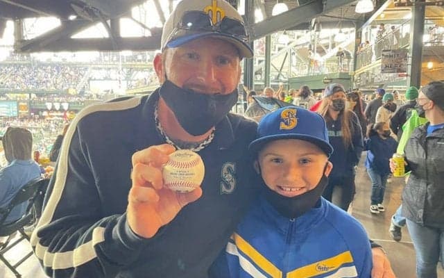 【MLB】「投げ返せ」「これはダメだ！」大谷翔平のHR球キャッチにマ軍ファン必死の抵抗