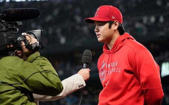 【MLB】大谷翔平と63歳コーチ、今季46度目の“定位置タッチ”に米反響「ショースマイル！」