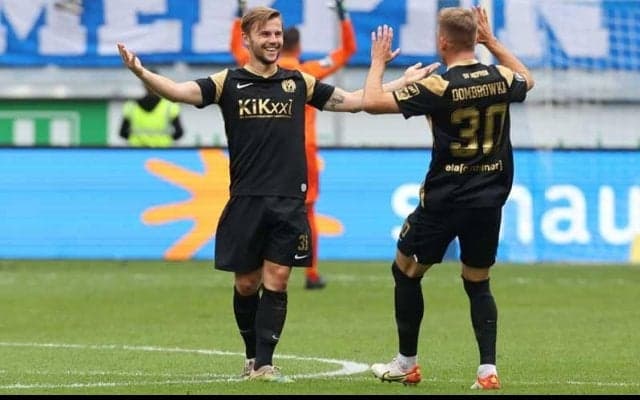 GKが味方へ指示している間に…センターサークル付近から50m級の“予想外FK”を決める「天才的だ」