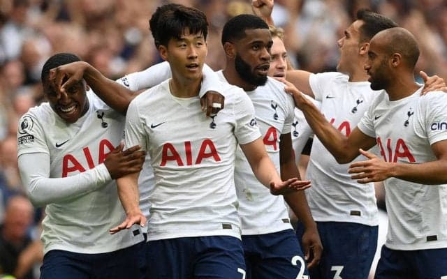 反応様々、ソン・フンミンがチームメイトに『FIFA』カードをお届け！ ルーカスは「ハンサムじゃない？」と独特な視点