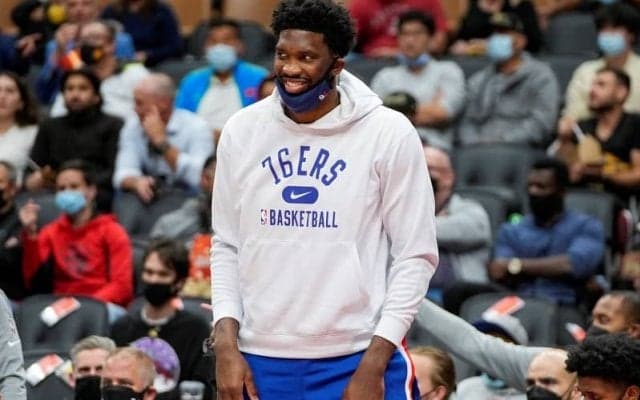 シモンズ不在の中、リーダーとして成長を遂げたエンビードを指揮官とハリスが称賛