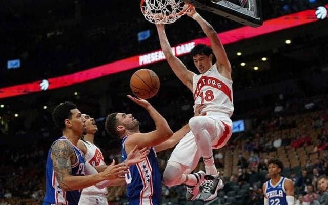 【NBA】渡邊雄太が127kg男封じ　“初戦”で飛び出たドンピシャ好守にファン興奮「よく届いた」