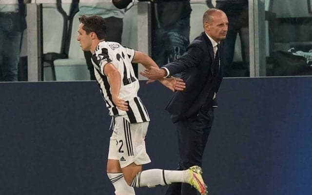 伊サッカー監督が選手を蹴り上げる　苦悶の表情に海外困惑「独特」「クレイジーだ」