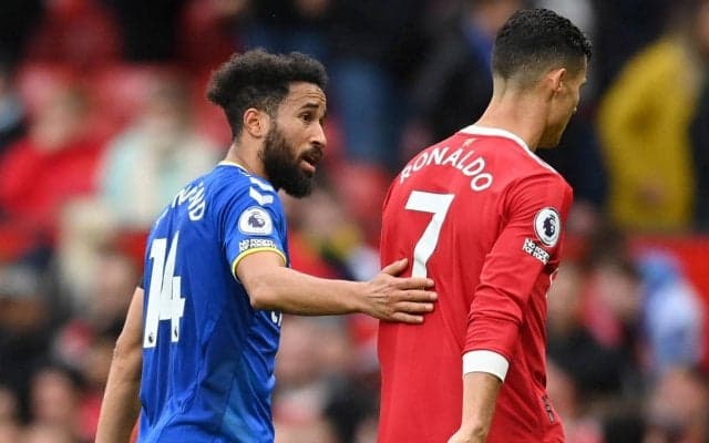 ファーガソン氏は「スタートからプレーすべき」とC・ロナウドに言及、不満そうな態度にクラブOBは「監督に本当のプレッシャーをもたらす」