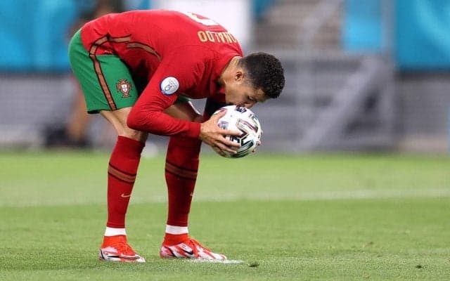 C・ロナウド、下部組織時代からの友人の妻の死を追悼「セメドと家族全員の痛みを消すことはできない」